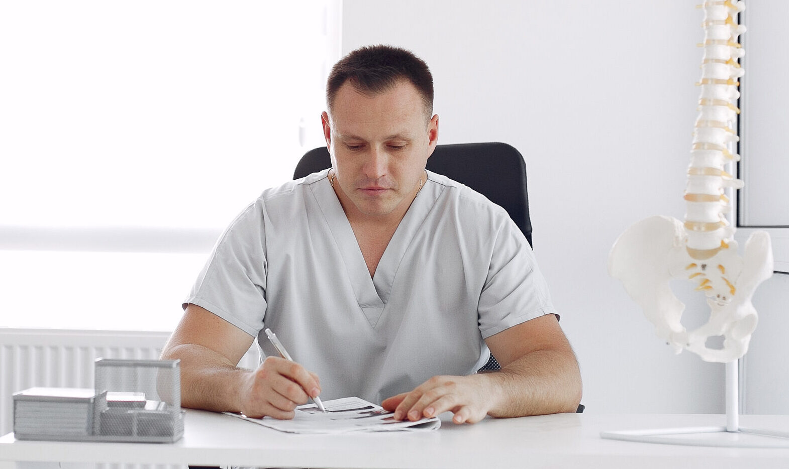 Specialist reviewing MRI images using technology as the best spinal cord doctor in Los Angeles.